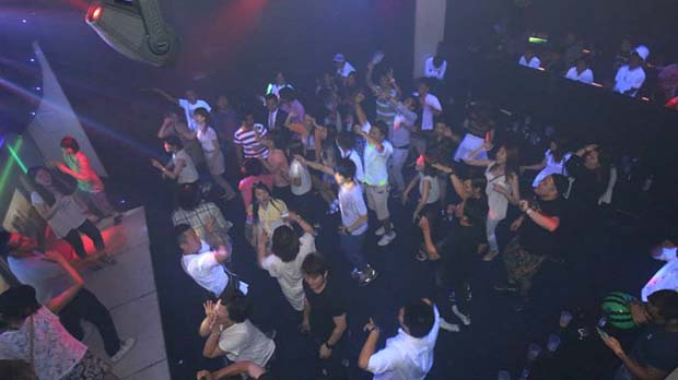สถานบันเทิงยามค่ำคืน ในกรุงโอกินาว่า-crown yellow Nightclub(4)